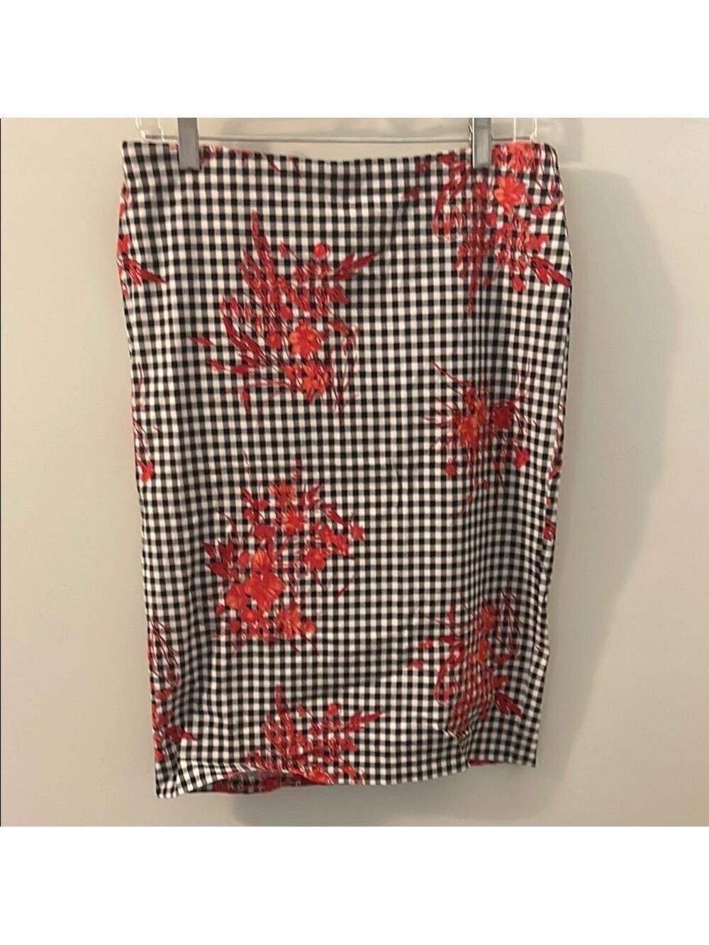 Linda Matthew’s Elegant Black and White Checkered Pencil Skirt Red Floral Design